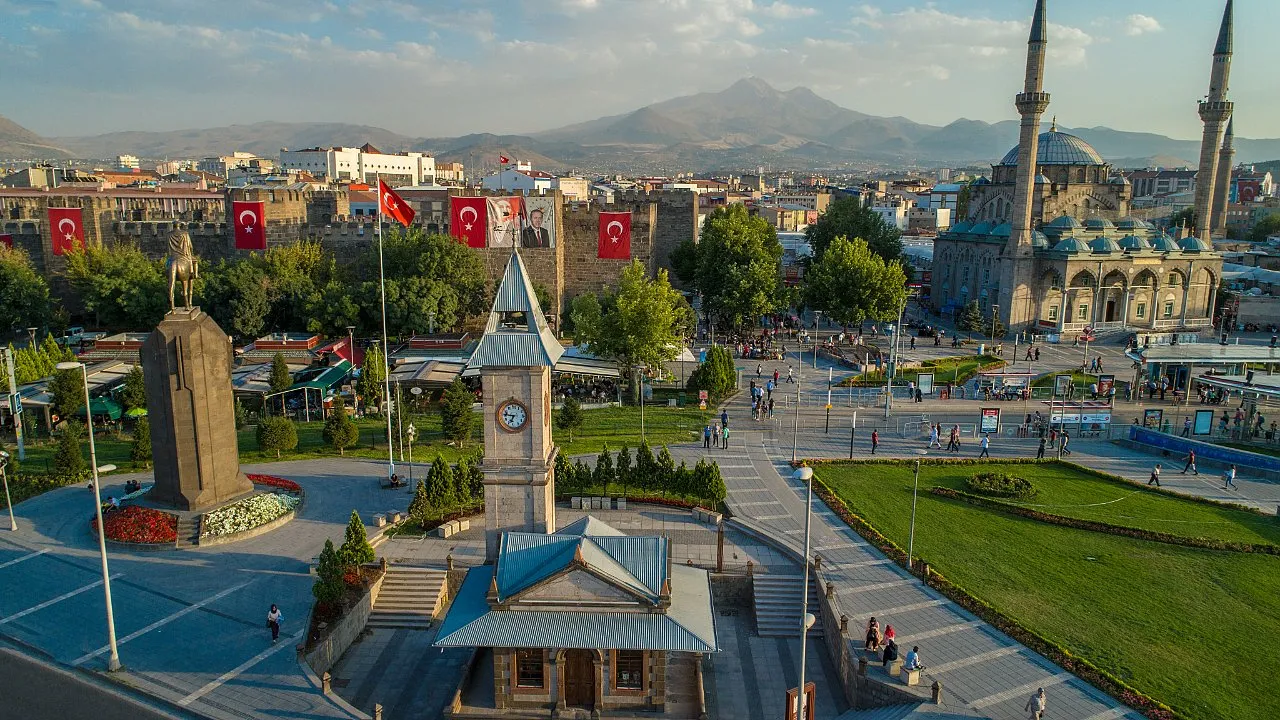 Kayseri Elektrikçi Fiyatları 2026: Arıza, Tesisat ve Montaj Ücretleri Nasıl Belirlenir?